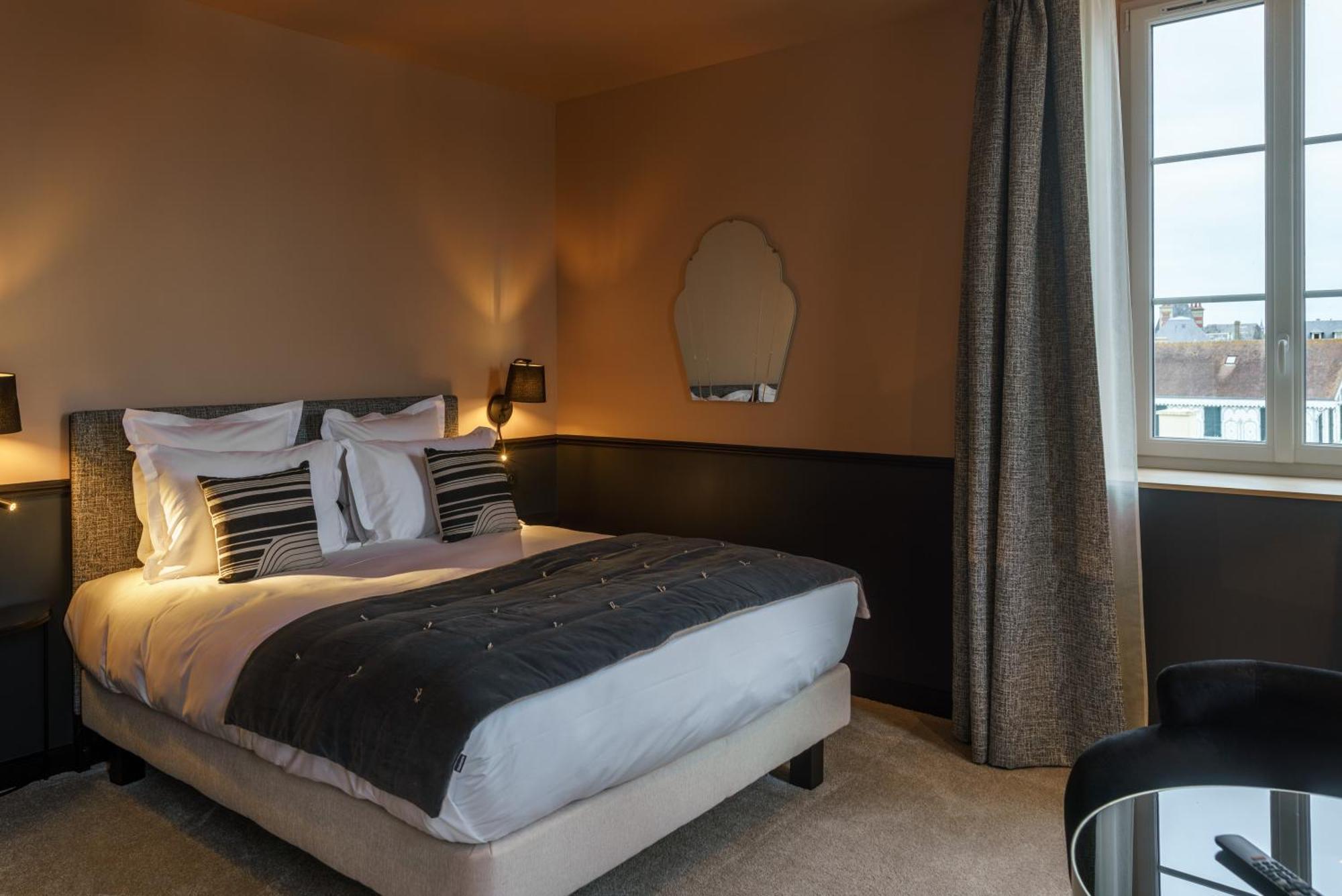 Hotel De La Plage Lion-sur-Mer Eksteriør bilde